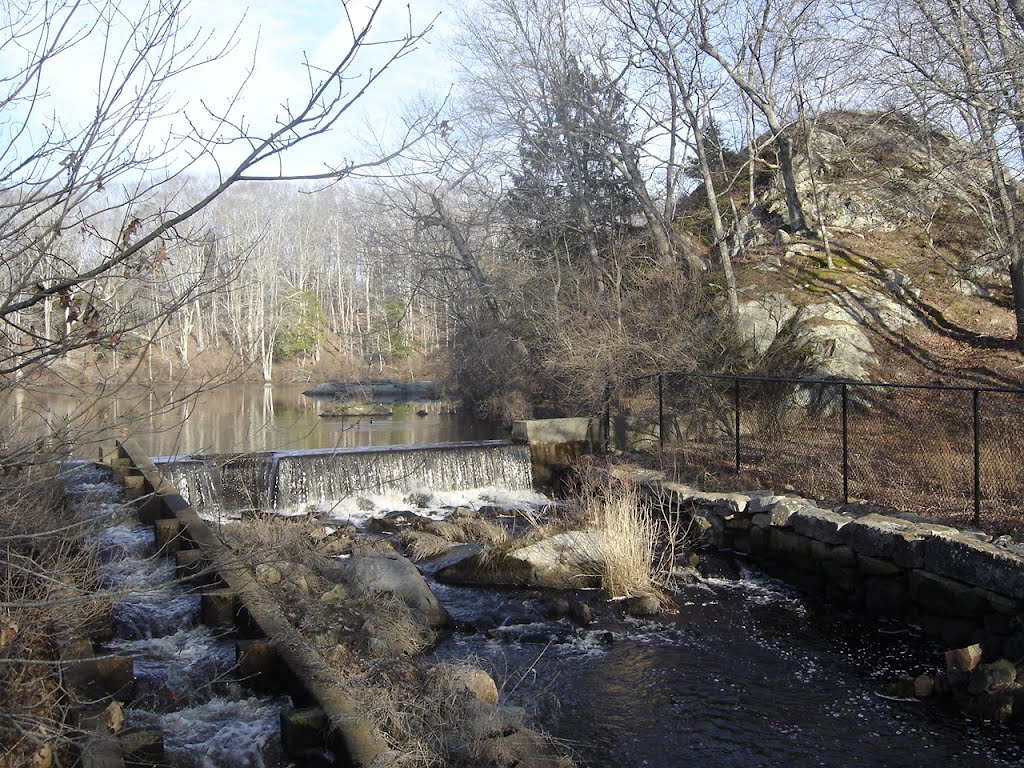 Granite outcropping along the Pakamansett River by chris1073