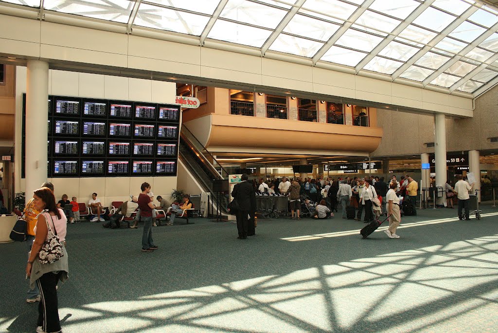 Aeropuerto Internacional de Orlando. by Octavio Aldea