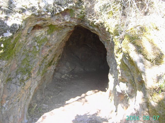 Tunel en los canales romanos (Valdecorrales) by Kikomargaride