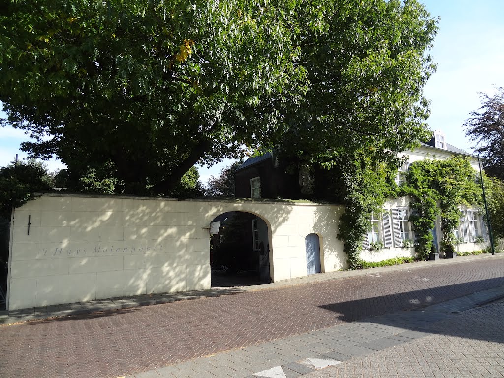 Huize de Molenpoort (Steenstraat 1) by Willem Nabuurs