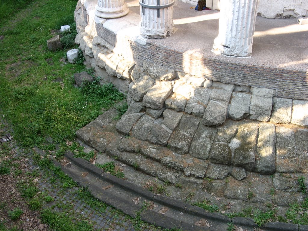 Rome - Temple de Vesta-Soubassement by Laurent Guyard