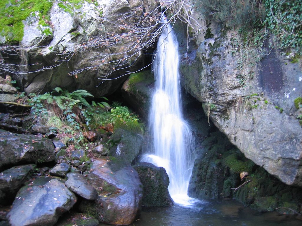 Cascada en Valle Rio Enmediu. Orlé (Caso) by La Casa del Chiflón