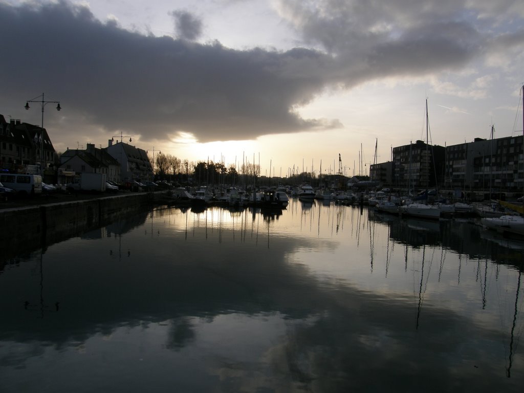 Port de Courseulles / Mer en Normandie fin Décembre by Lezarus