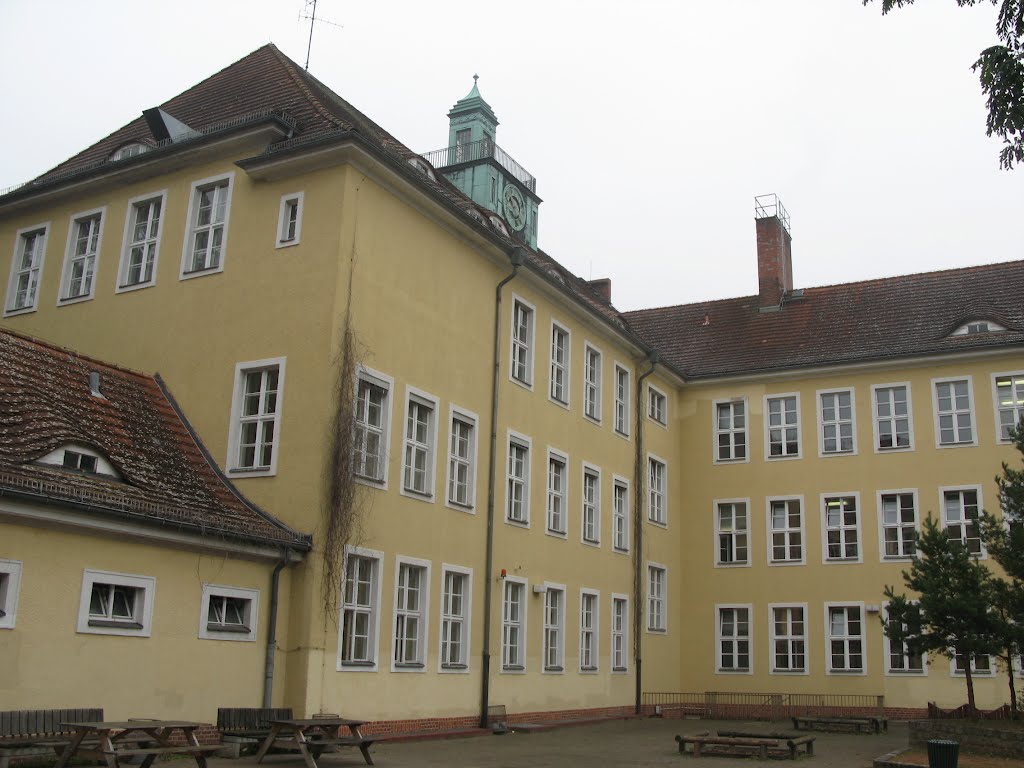 Georg - Herwegh - Oberschule (Innenhof) by Andrjuschenka