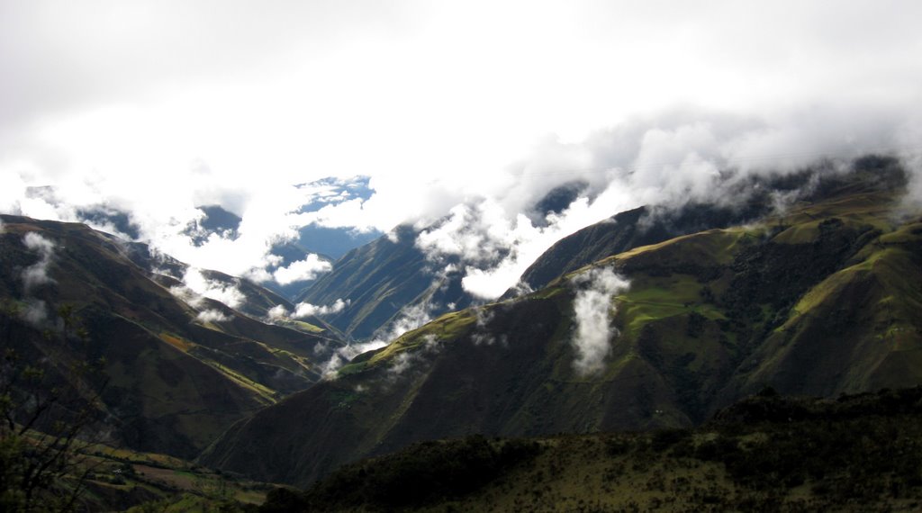 Amanacer en Los Andes Colombianos, Páramo de Santurbán. Comprensión municipal de Silos, Norte de Santander - Colombia by Silvano Pabón Villamizar