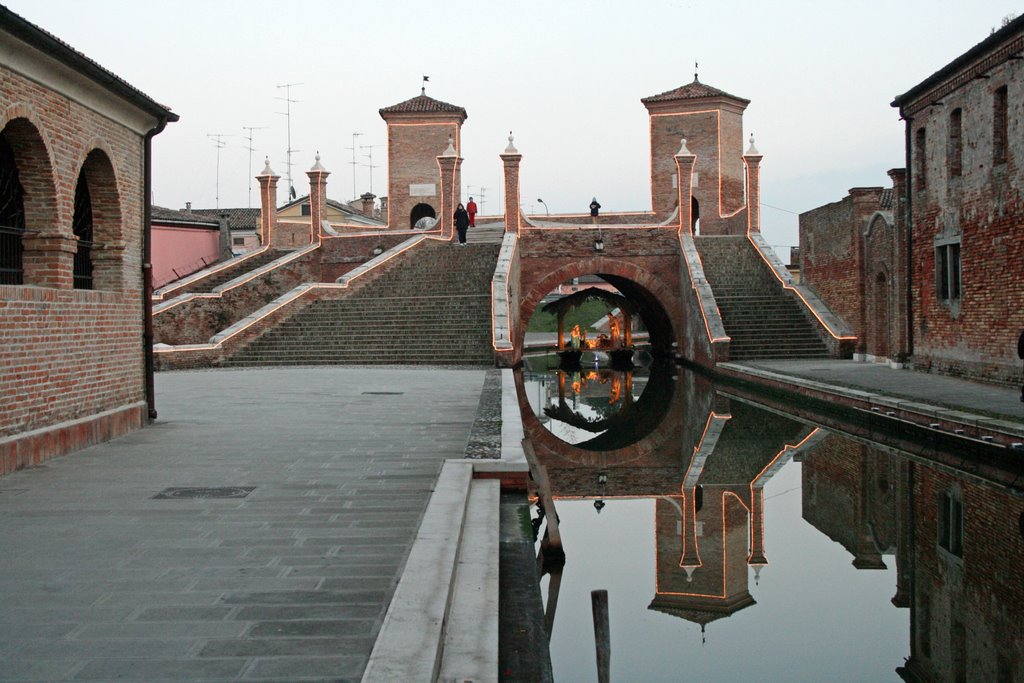 Natale a Comacchio: Trepponti da Via della Pescheria by Carlo Pelagalli