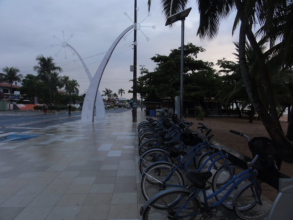 Bicicletas do programa Pedala João Pessoa junto a Praia Cabo Branco, ao amanhecer com tempo de chuva - João Pessoa - Paraíba by Paulo Yuji Takarada