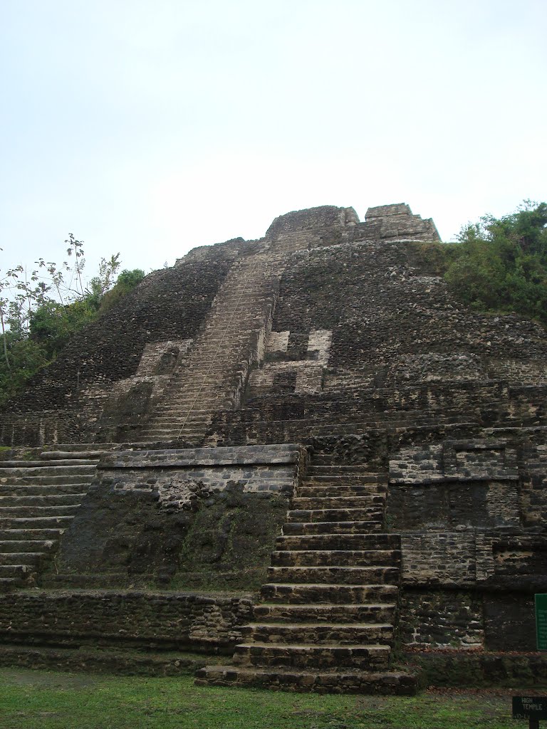 Templo de la luz Lamanai Belice by Tony Castillo.