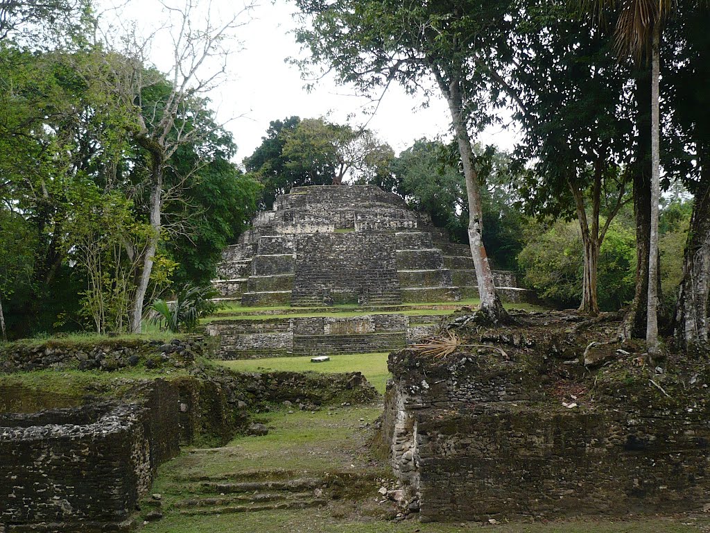 Templo de los principes Lamanai Belice by Tony Castillo.