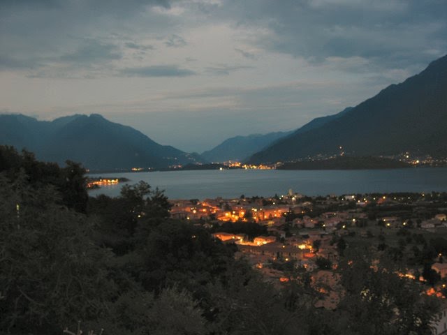 Italien, Comer See, Gravedona - Abend by Klaus Bechmann