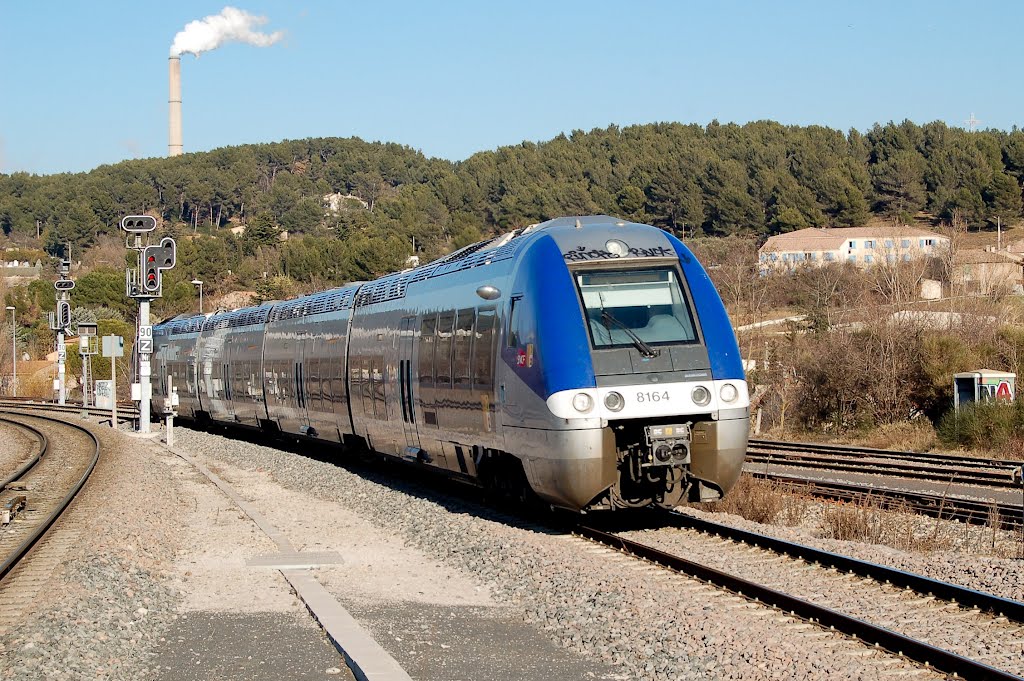 Le TER Aix-Marseille arrive en gare de Gardanne by Bernard Bost