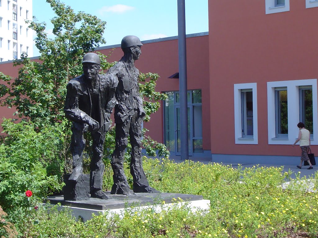 Denkmal für die Erbauer Marzahns vor dem Ärztehaus by Hanke