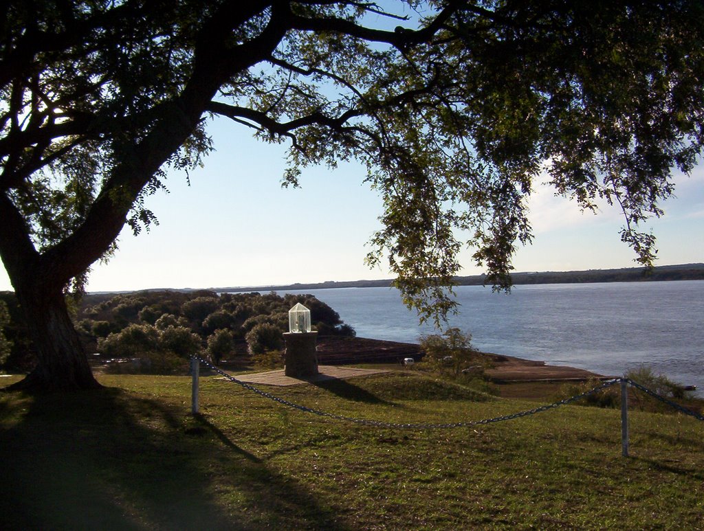 Puerto Yeruá - Barranca sobre Río Uruguay by Edgardo N. ZORZI