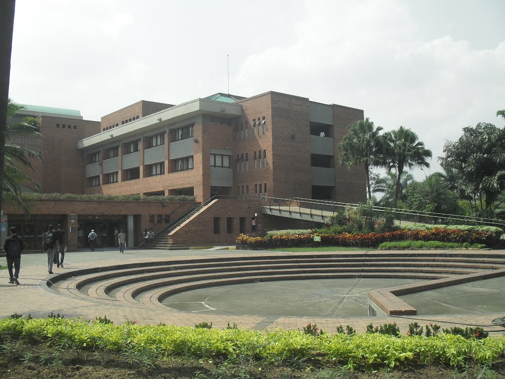 EDIFICIO CENTRAL ALA NORTE UNIVERSIDAD AUTÓNOMA DE OCCIDENTE (North Wing Central Building Autonomous University Of West) by Mayron Urquijo Patiño