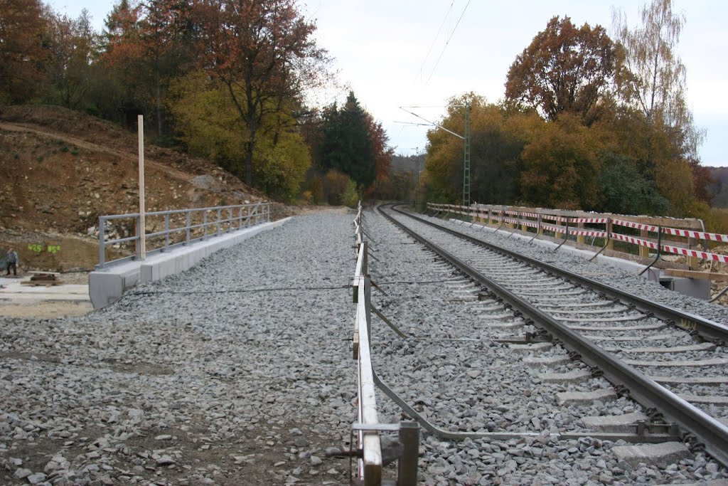 Eisenbahnbrücke Nr 15 ist verschoben worden, Gleis in Schotterbett gelegt by © aurora-borealis