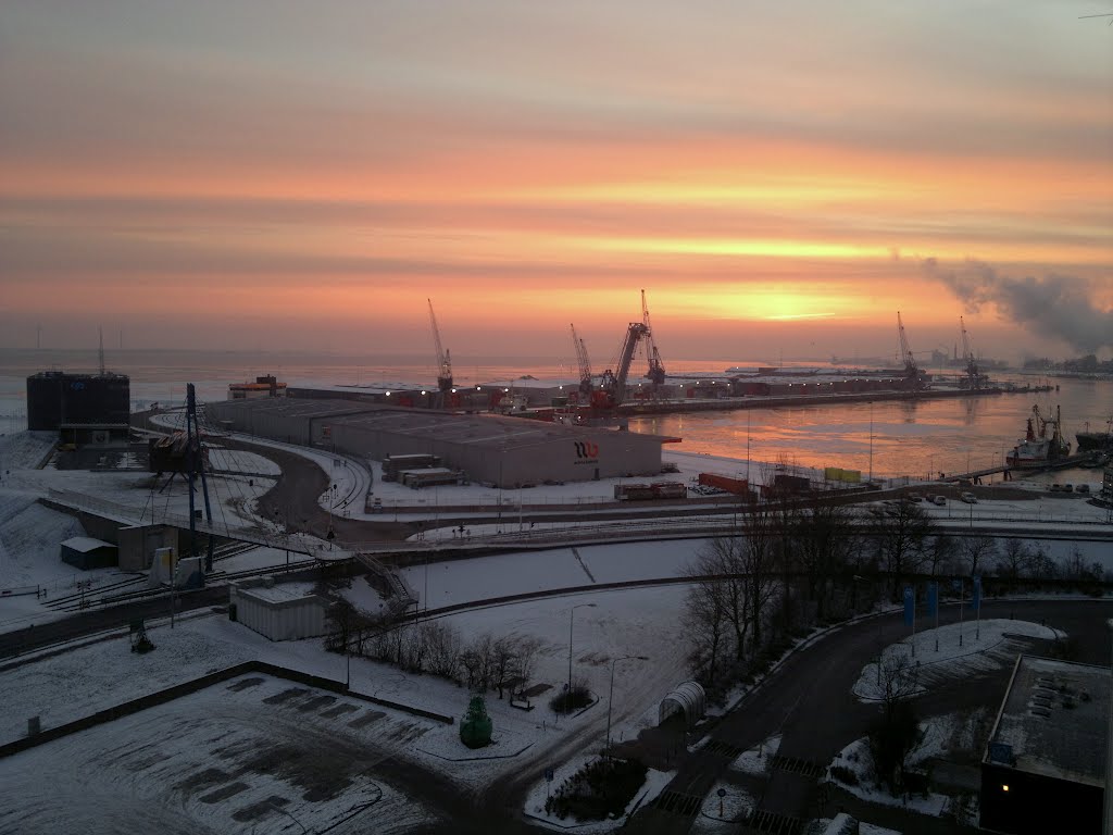 Haven Delfzijl, zonsopkomst op winterochtend. by freek kemper