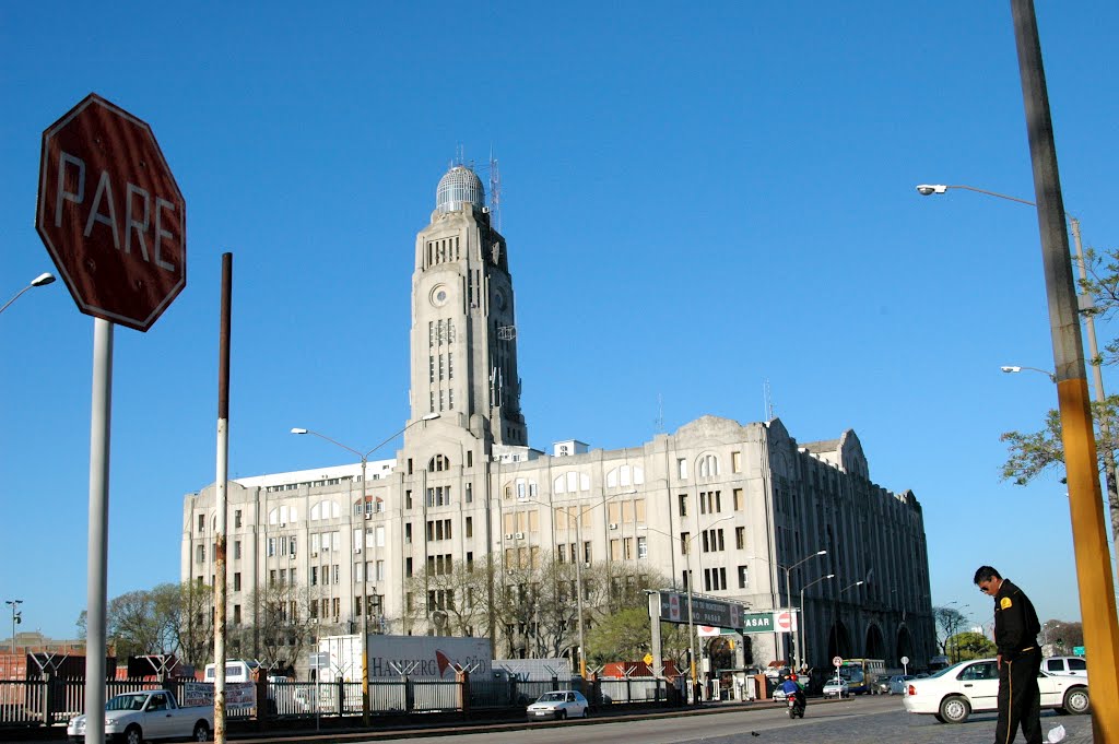 Edificio de la Administración Nacional de Aduanas by servicioti