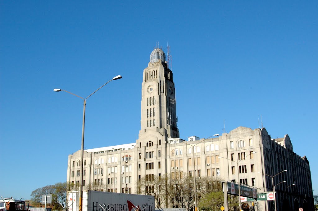 Edificio de la Administración Nacional de Aduanas by servicioti