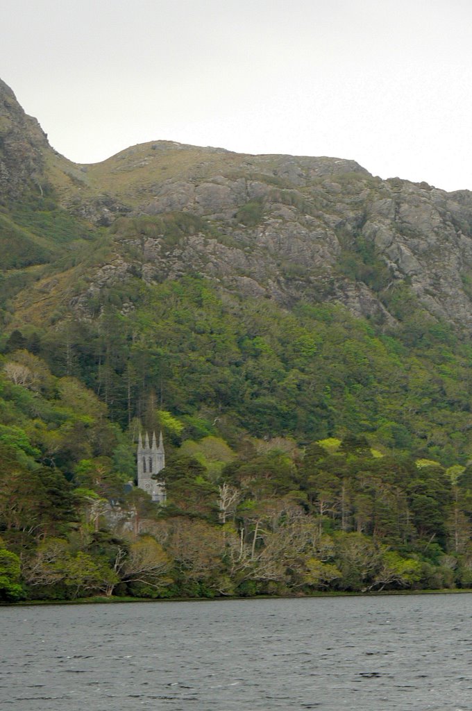 Connemara - výhled přes jezero na Kylemore Abbey by Dominik Maximilián R…