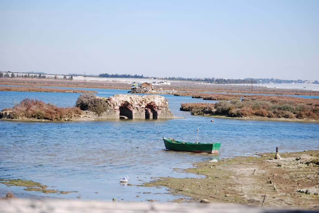 ISLA CRISTINA, RESTOS EN LA MARISMA-BARCA JUNTO A RUINAS- by Isidlo