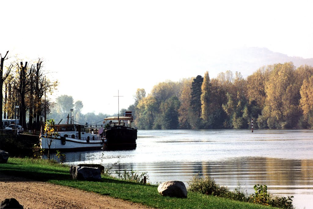 Reyrieux, péniches en bord de Saône (écluse de Bernalin) by Gilles Durantet