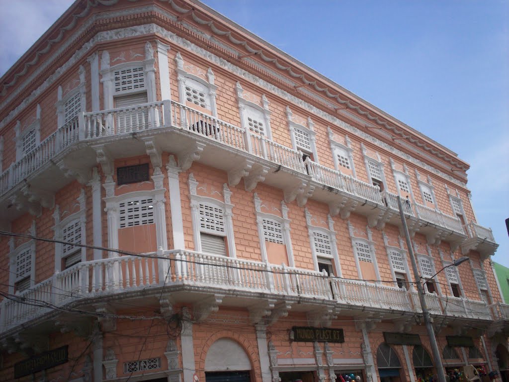 Edificacion restaurada en la plaza de San Nicolas by carlos ojeda ariza