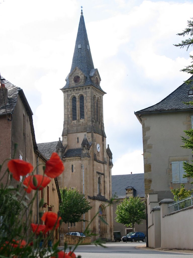 Gabriac : Rue principale et l'église. by Y. A, Villyssois.