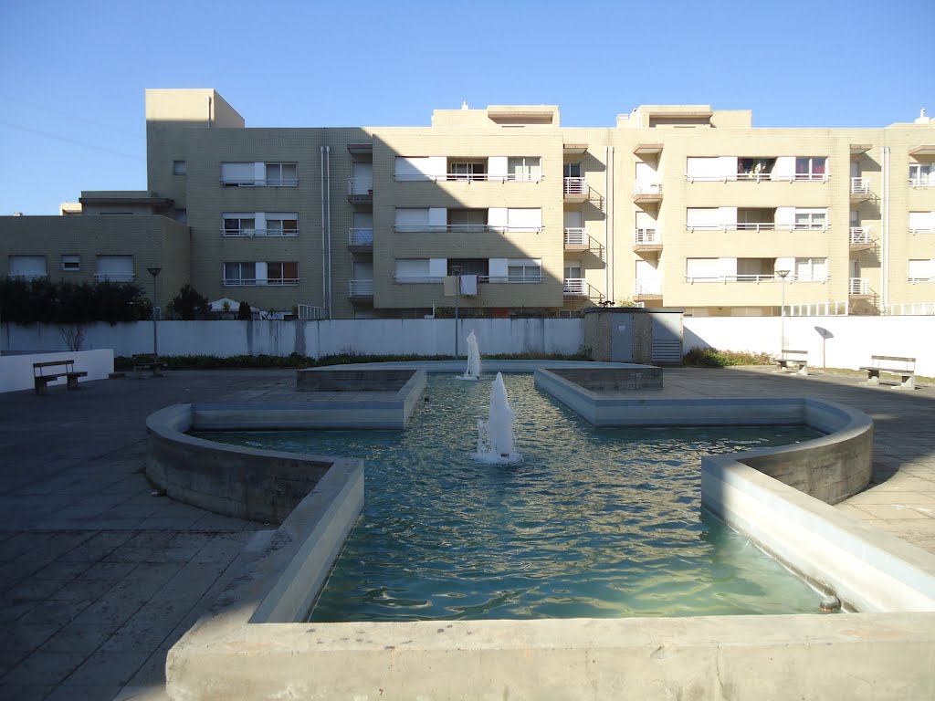 Piscina em frente à Junta de Freguesia de Ermesinde by Belmiro Teixeira