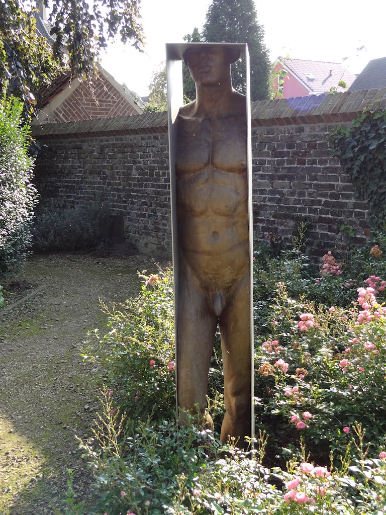 Sculpture 'Kouros' created by Marcel Joosen in the Beeldentuin (Sculpture garden) at the former protestant cemetery next to the Sint Martinuskerk by Willem Nabuurs