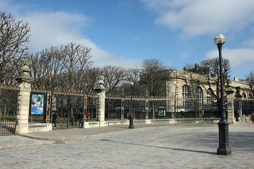 L'entrée du Jardin du Luxembourg rue Auguste Comte.... by panos767