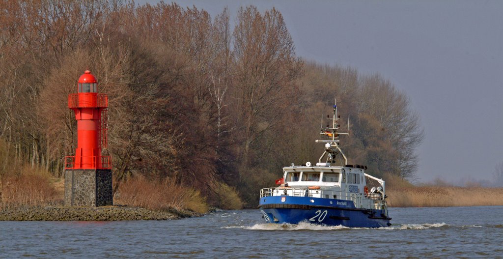 Wasserschutzpolizei vor Elbinsel Pagensand by Juliane Herrmann