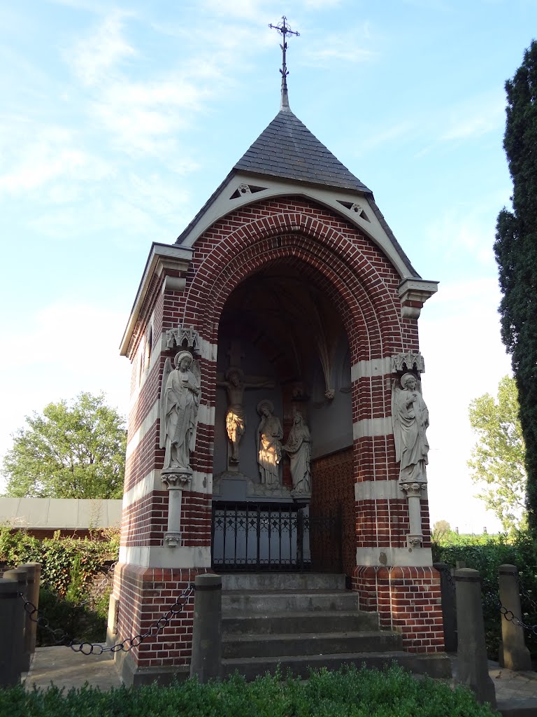 Calvariekapel (Calvary chapel) at the cemetery of the Sint Martinuskerk by Willem Nabuurs