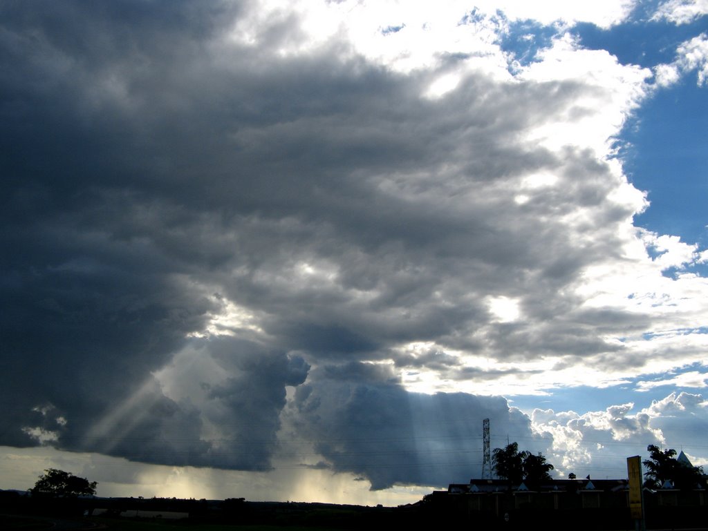 Nuvens - Araras, SP, Brasil. by André Bonacin