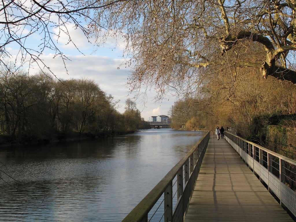 Passerelle sur la Sèvre nantaise. by luminem