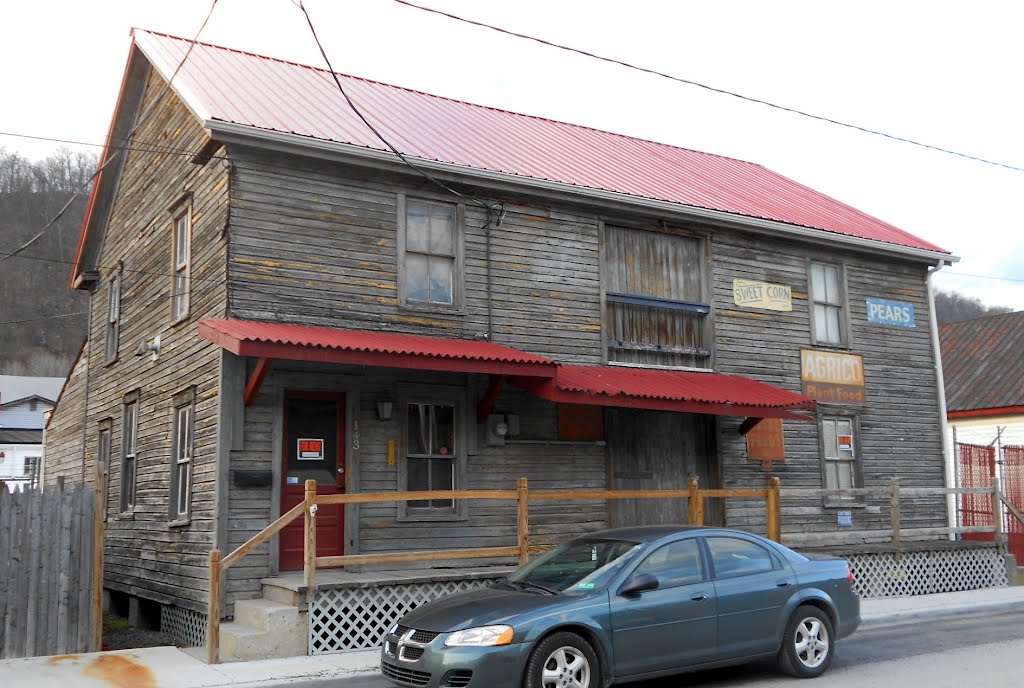 Old house, N Mercer St, Berkeley Springs, WV by Rock N Roll Doctor