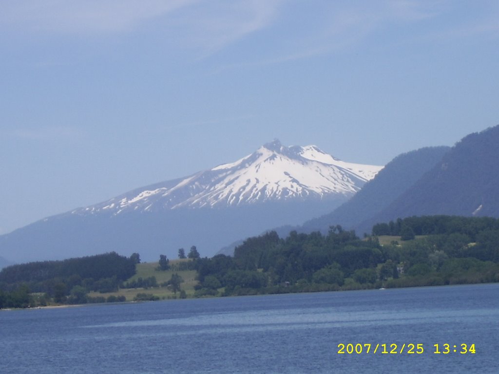 Vista del volcan Choshuenco by Johana Ceballos