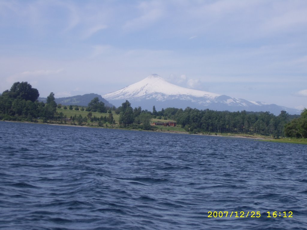 Volcan Villarrica Vista desde el Lago Panguipulli by Johana Ceballos