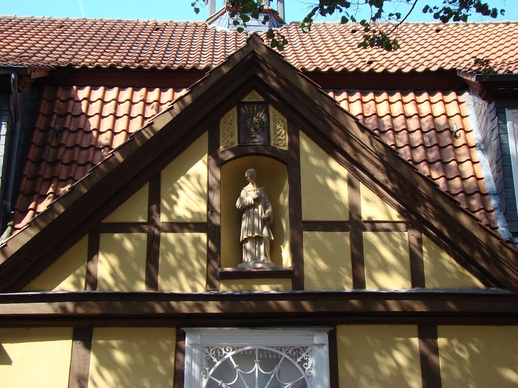 Rietberg (Die Figur des heiligen Aloysius unterhalb des gräflichen Wappens am alten Progymnasium erbaut im Jahr 1748.) Emsstraße. September 2011 by DortmundWestfalica