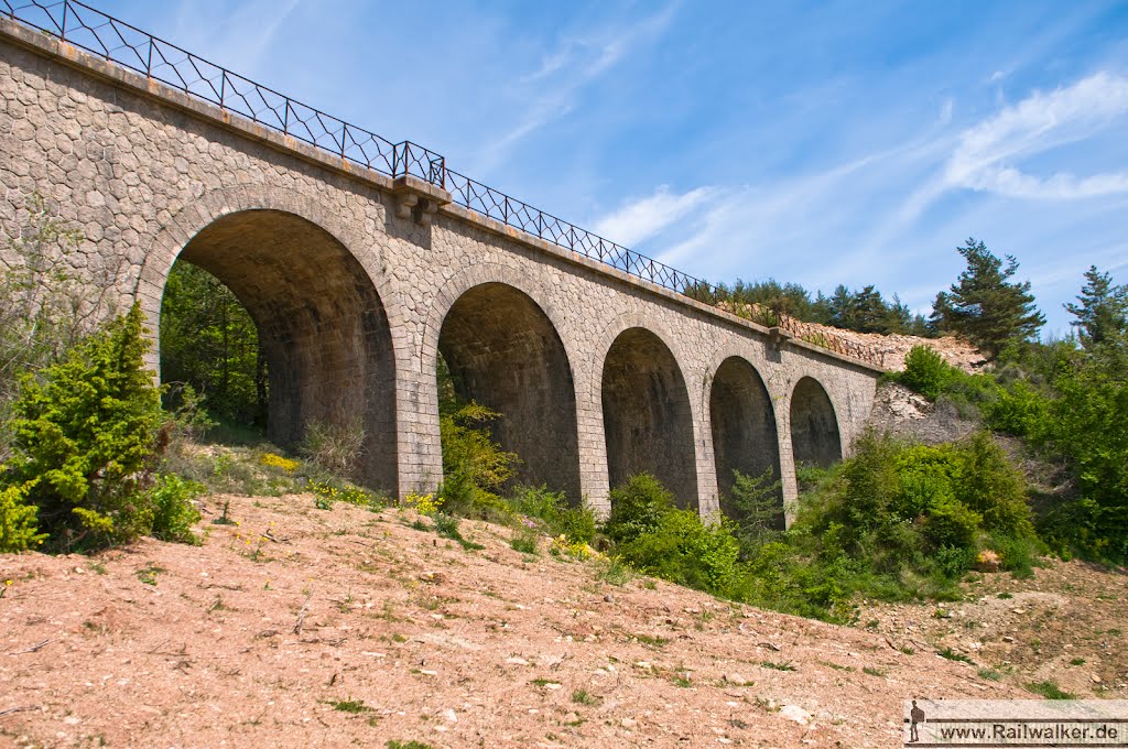 Das Viaduc du Vassel, fünf gemauerte Bögen aus Stein by Railwalker