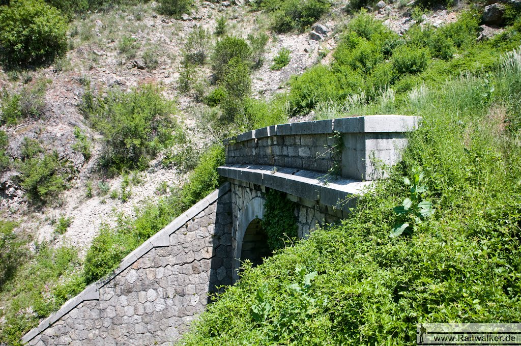 Neben dem Bahndamm beginnt ein Wanderweg der noch oben führt by Railwalker