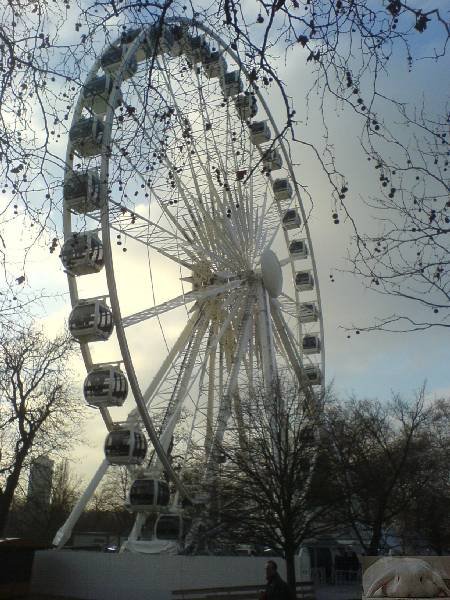 Riesenrad auf dem Weihnachtsmarkt im Hyde Park by mlong