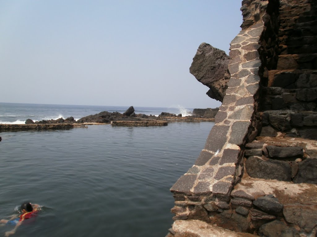 Piscina salada, playa El Sunzal, La Libertad by Yobo