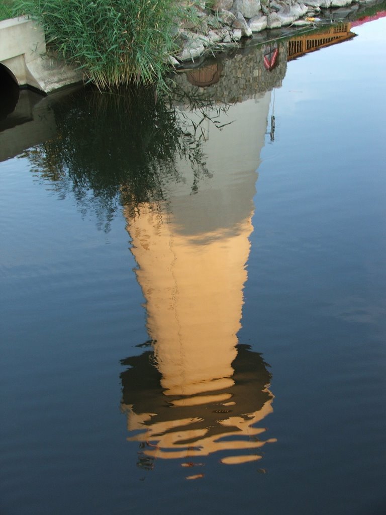 Lighthouse - mirror image by wikimo