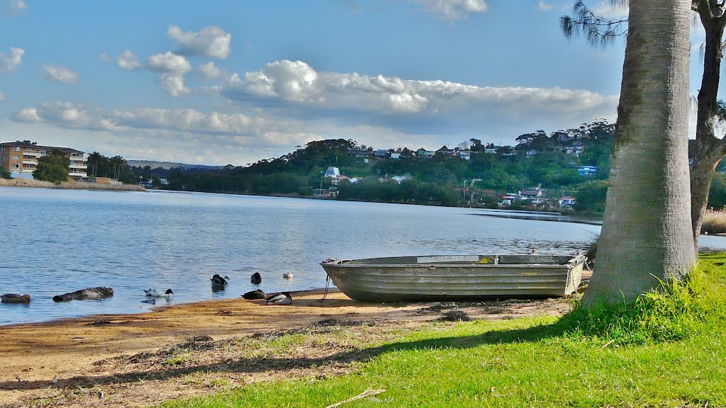 Boat on Narrabeen beach by kesh1967