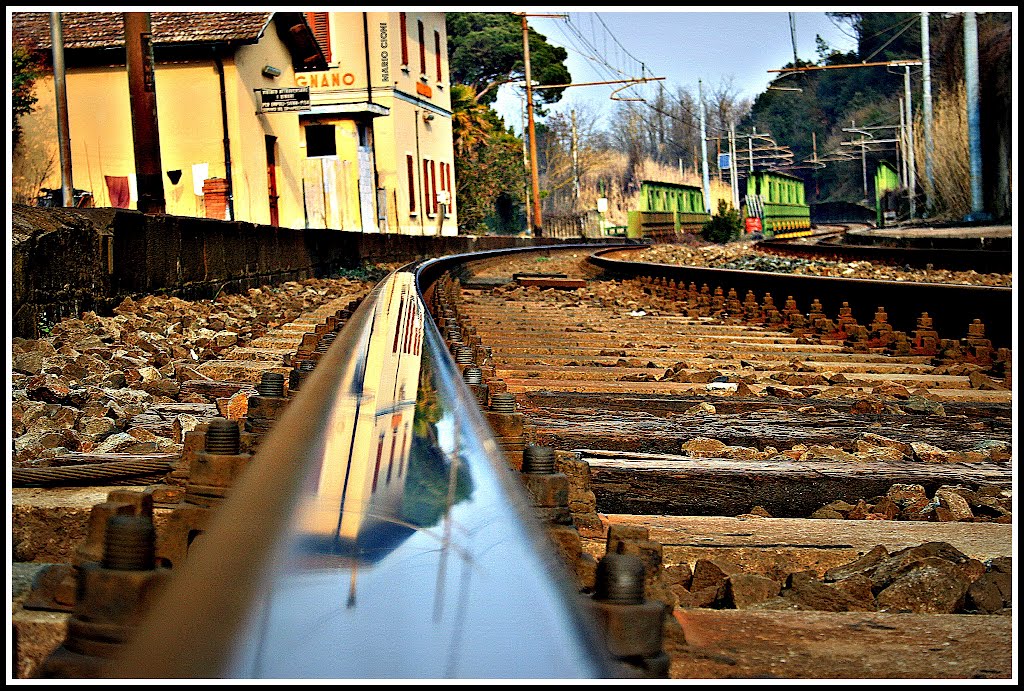 Stazione di Carmignano:sulle rotaie by Mario Gestri