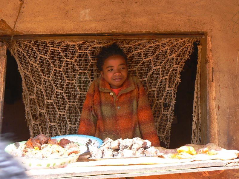 Children selling delicius of Ambalavao by zanza79