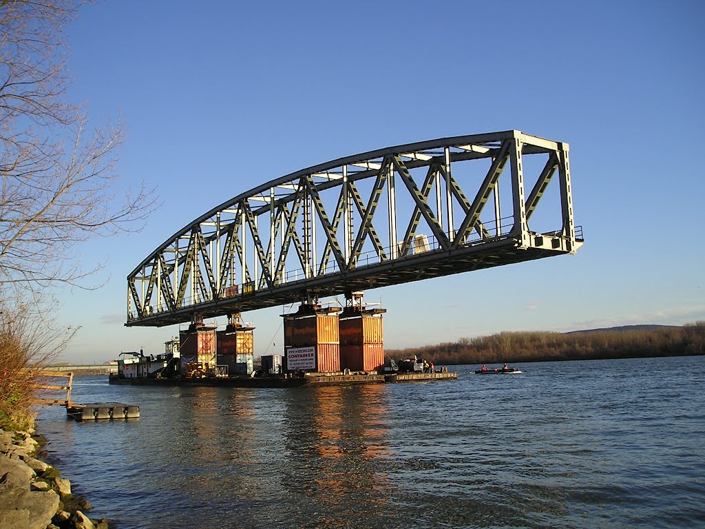 Eine Brücke wird kommen - Krems 2006 by Schiffswalter