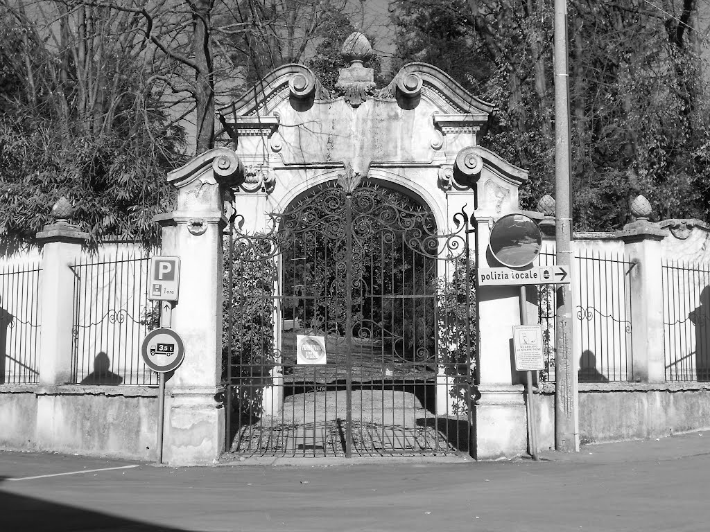 Ingresso di villa nobiliare. by Paolo Lazzarini