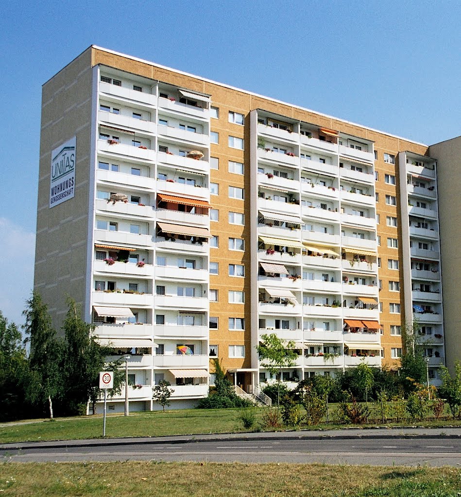 Sommerliche Gartenfassade Weißdornstraße 1-3 by WG Unitas eG