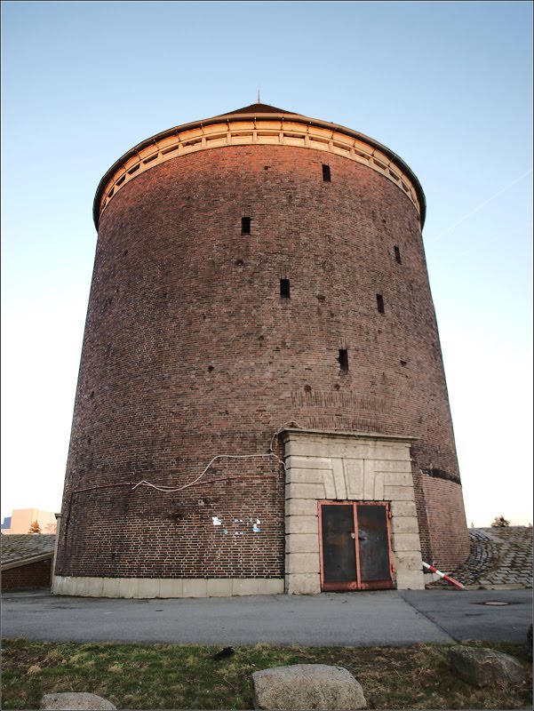 Stará vodárna ve čtvrti Veddel se stopami po bombardování v r.1943 by šífák